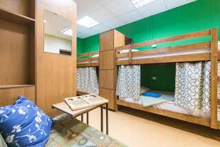 Хостел Тайга Новосибирск Кровать в 6-местном номере для мужчин-3